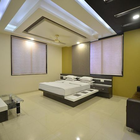 Hotel Radhe Krishna سولابور المظهر الخارجي الصورة