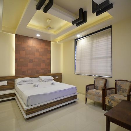Hotel Radhe Krishna سولابور المظهر الخارجي الصورة