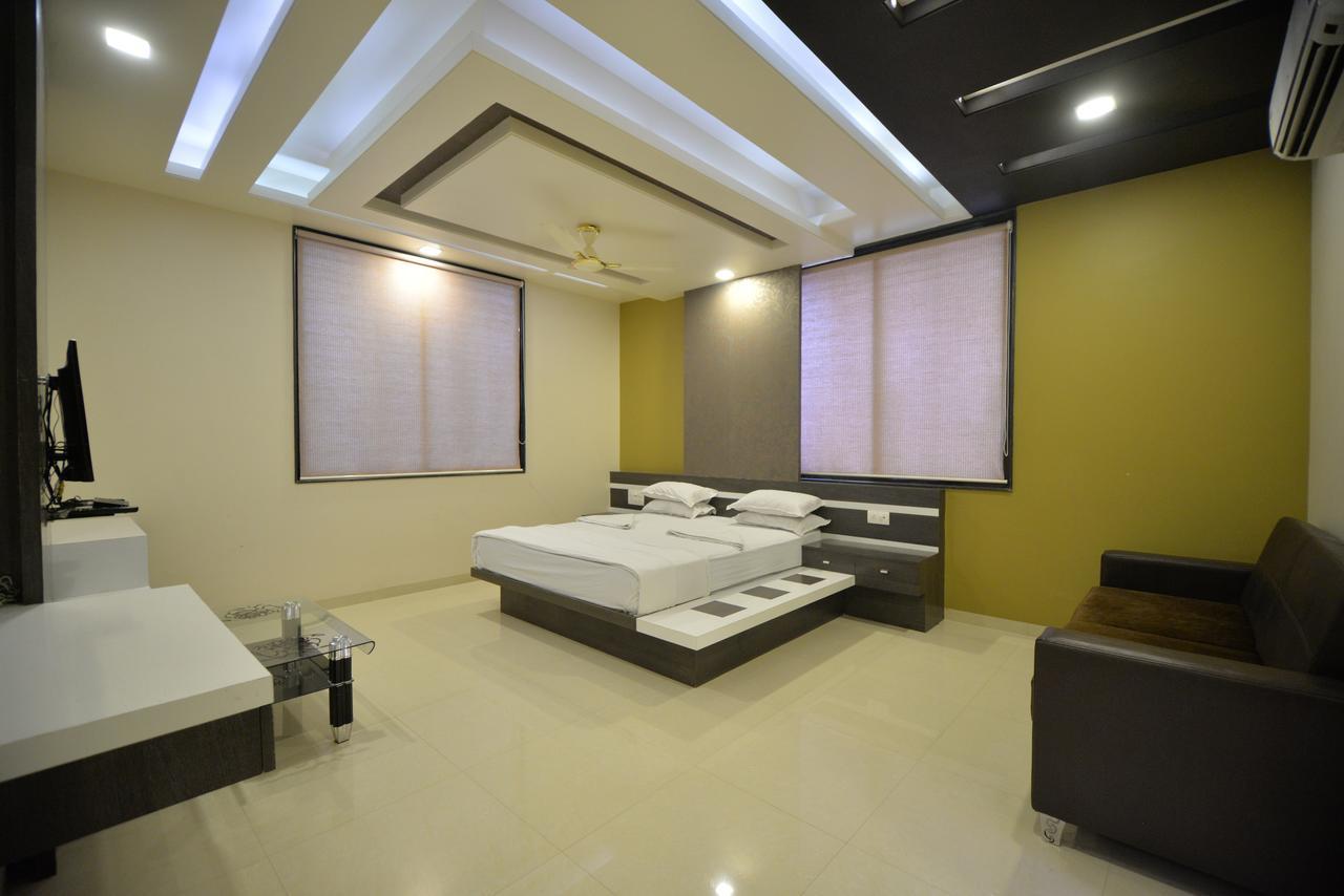 Hotel Radhe Krishna سولابور المظهر الخارجي الصورة