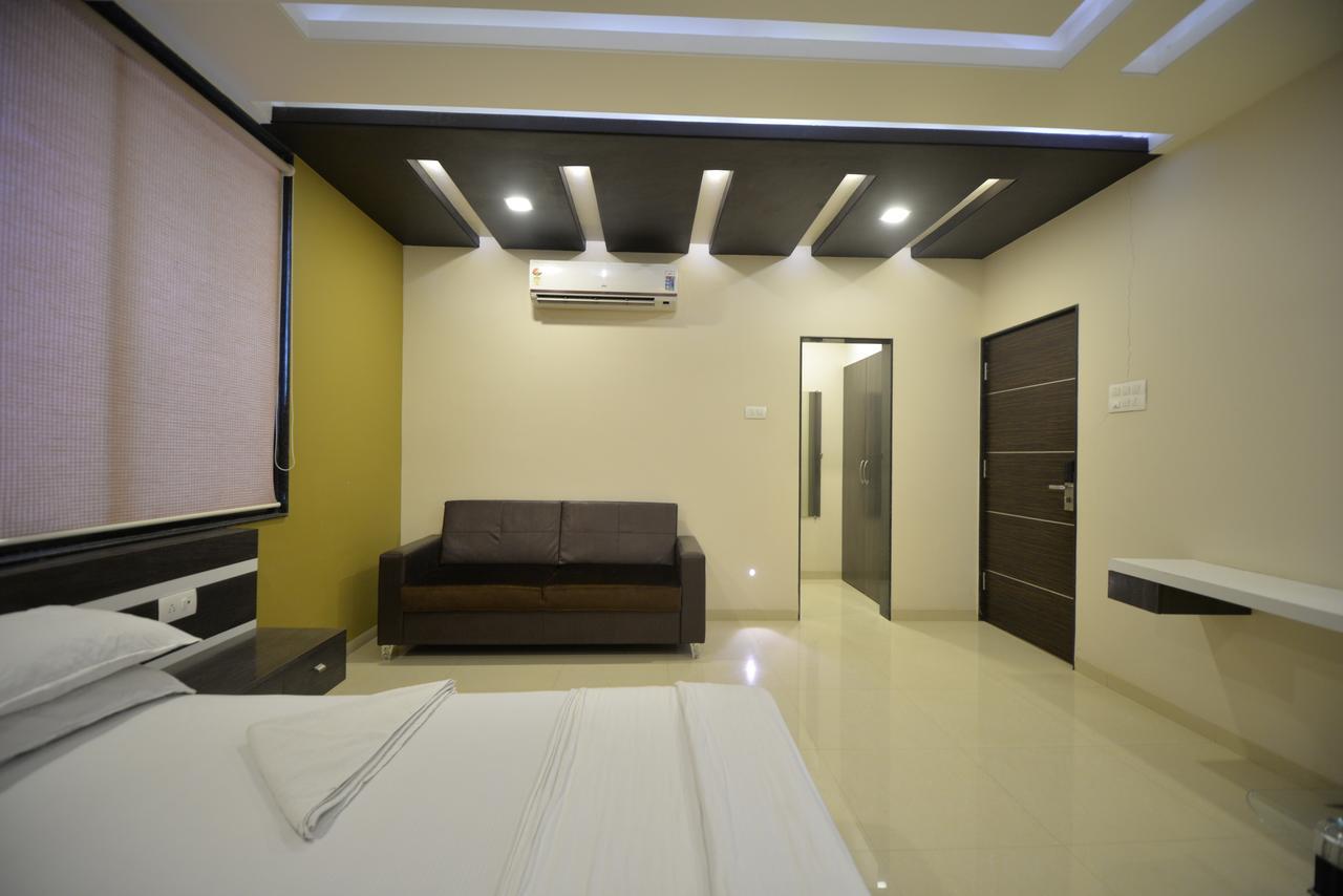 Hotel Radhe Krishna سولابور المظهر الخارجي الصورة