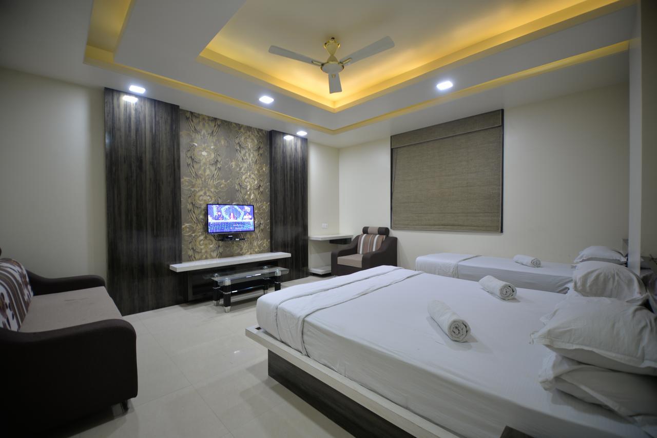 Hotel Radhe Krishna سولابور المظهر الخارجي الصورة