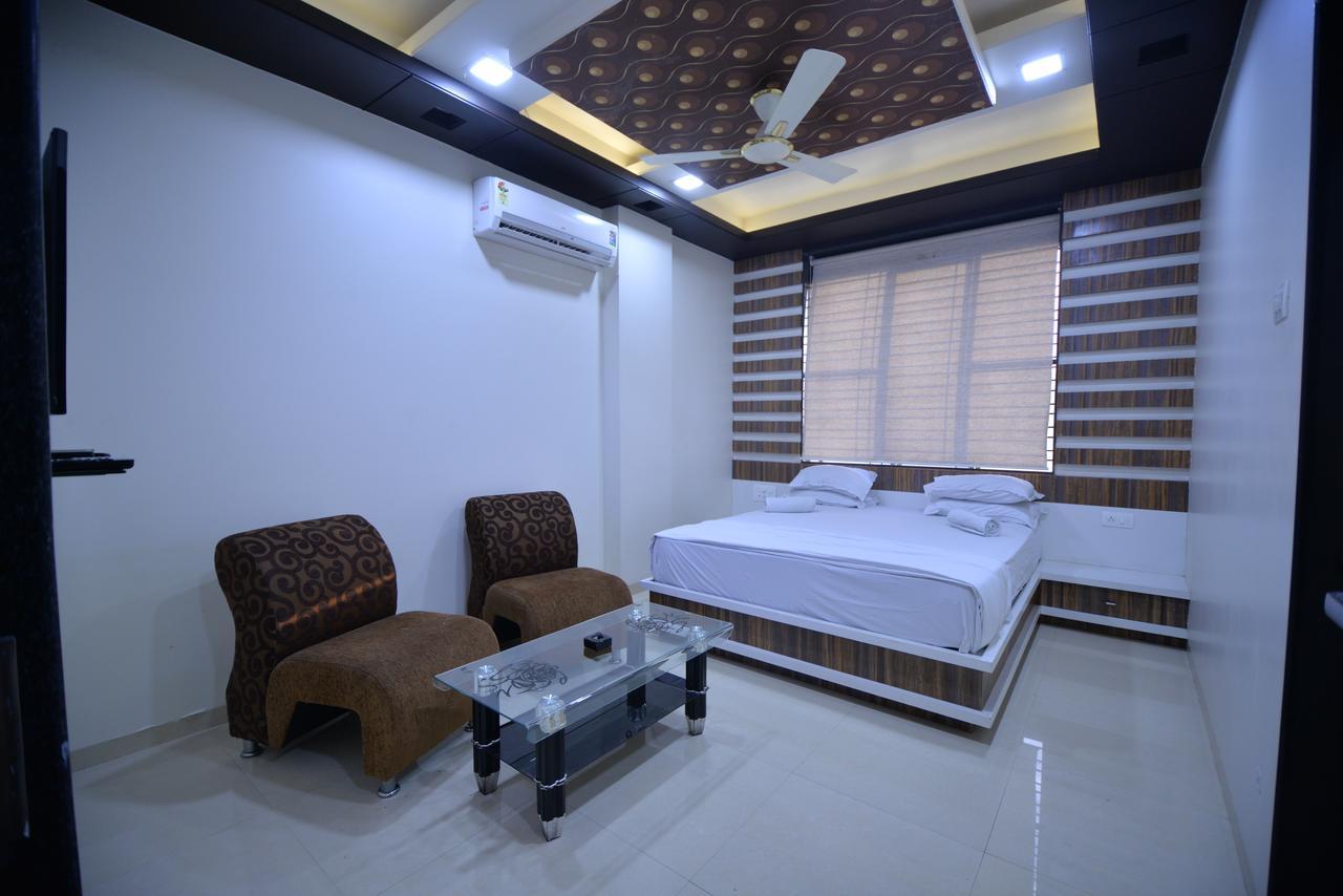 Hotel Radhe Krishna سولابور المظهر الخارجي الصورة