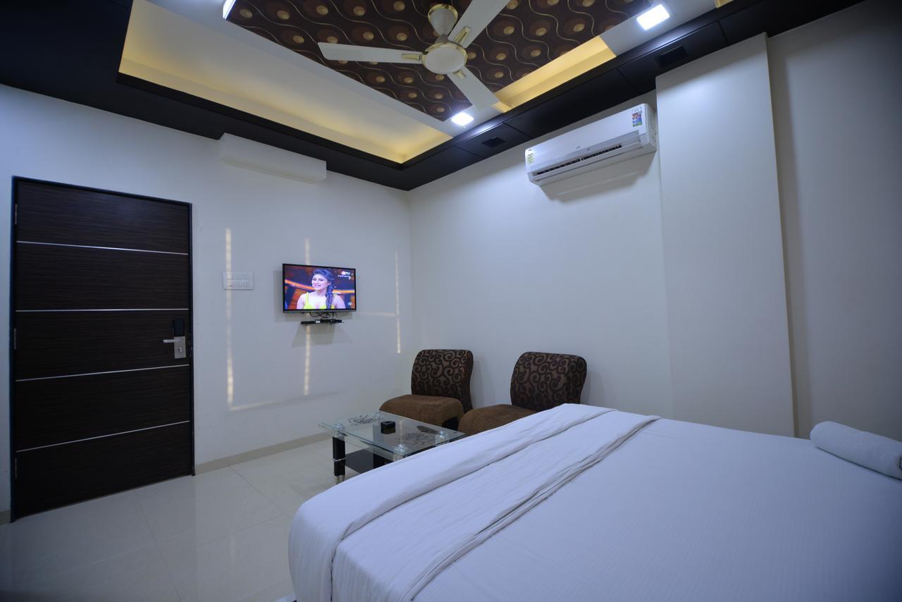Hotel Radhe Krishna سولابور المظهر الخارجي الصورة