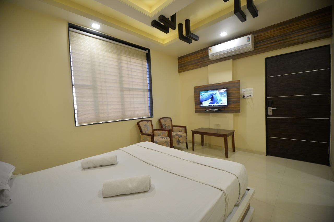 Hotel Radhe Krishna سولابور المظهر الخارجي الصورة