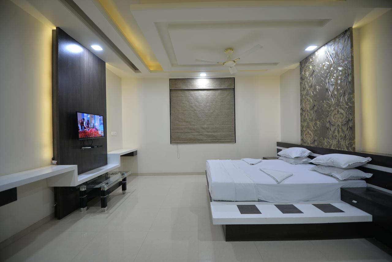 Hotel Radhe Krishna سولابور المظهر الخارجي الصورة
