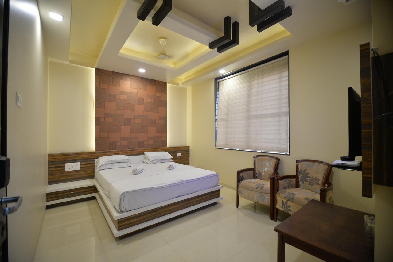 Hotel Radhe Krishna سولابور المظهر الخارجي الصورة